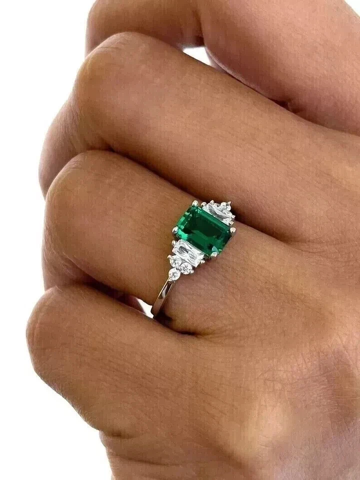 Anillo de compromiso de diamantes esmeralda creado en laboratorio de 2 quilates enchapado en oro blanco de 14 quilates Foto 4 de 4