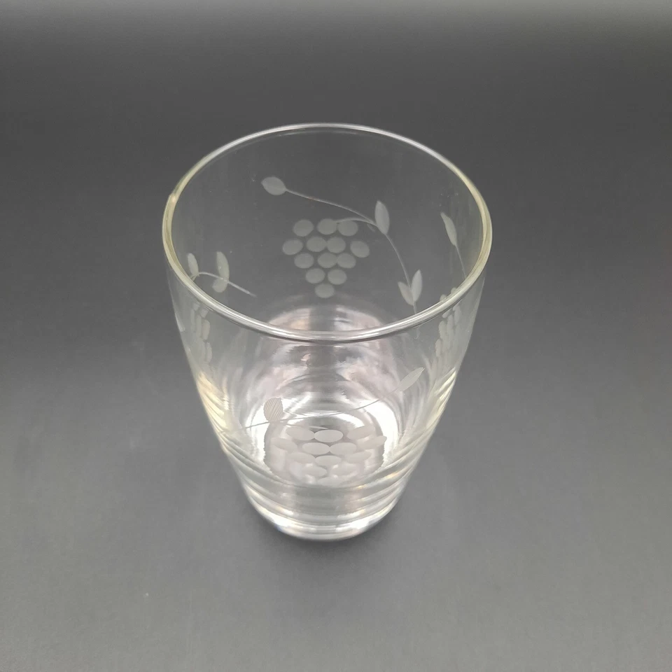 Vaso de uva de cristal grabado vintage - MCM vidrio de jugo transparente con diseño de vid Foto 2 de 4