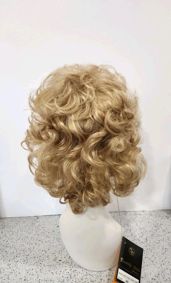 Peluca rizada estilo peludo New York New York por Tony of Beverly 24B rubia dorada Foto 4 de 4