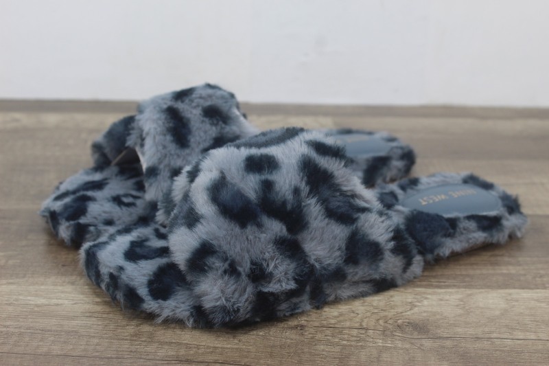 Nine West Womens Cozy 2 Gray Leopard Print Faux Fur Flat Sandal Sz 10M {FA-553]