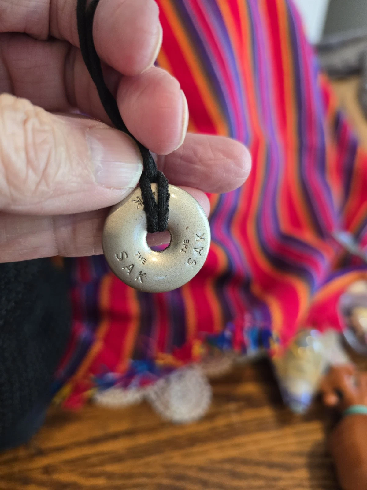 Borsa a tracolla The Sak in maglia nera secchiello borsa 13" x 12" boho