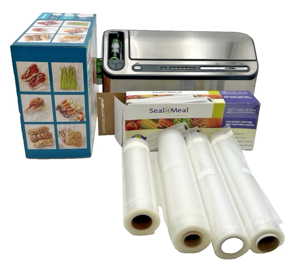 FOODSAVER V4980 VACUUM BAG SEALER W/KIRKLAND VARIETY BAGS AND OTHER BAGS