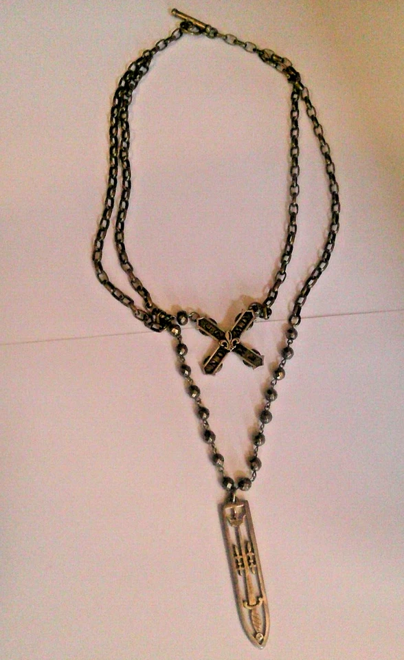 Colar em camadas FRENCH KANDE espada e coroa e beijo francês