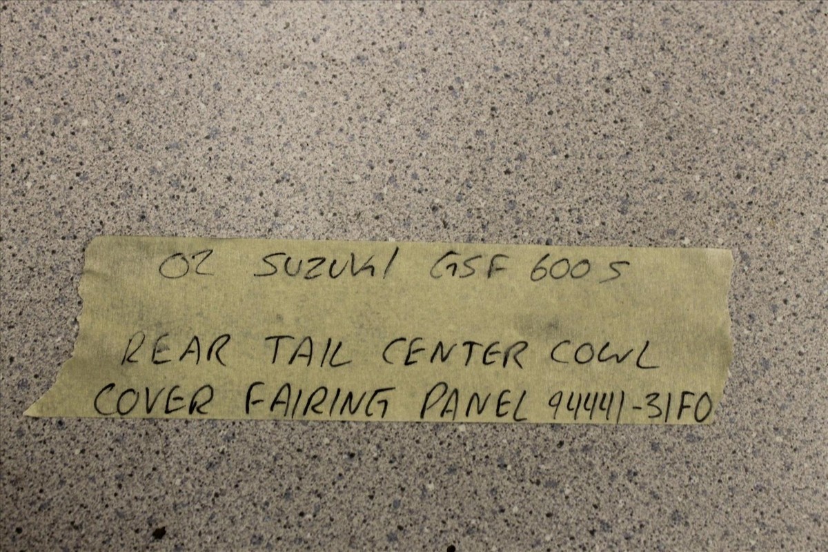 2002 SUZUKI GSF 600 BANDIT S REAR TAIL CENTER COWL COVER FAIRING