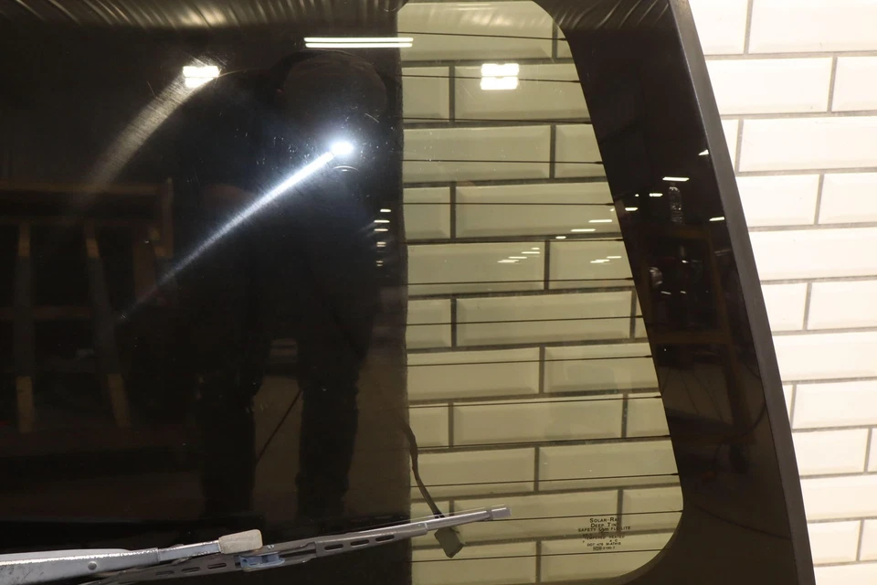 95-98 Chevy Tahoe Yukon 2 Door Upper Tailgate Glass with Wiper Carmine Red Foto 3 de 4