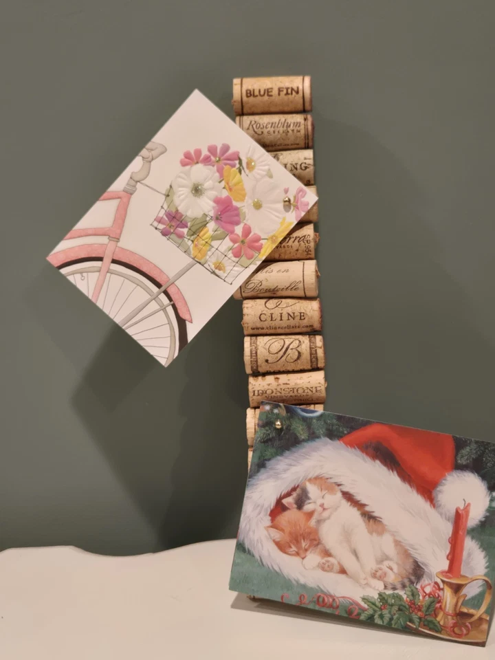 Tablón de anuncios de corcho de vino hecho a mano, tarjetero de Navidad, exhibición de arte para niños Foto 2 de 4