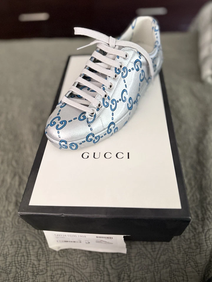 Zapatilla Gucci Ace GG Monogram en cuero plateado metalizado con estampado GG azul Foto 3 de 4
