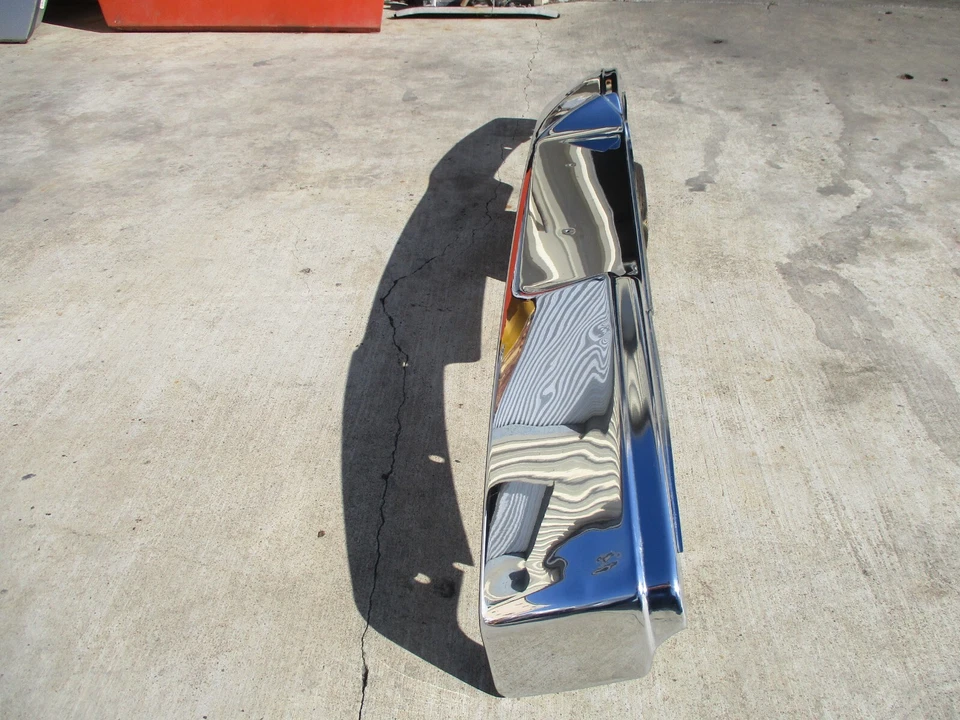 Б/у задний хромированный бампер Porsche 914 1970-1976 раннего стиля без защитных отверстий  - Изображение 3 из 4