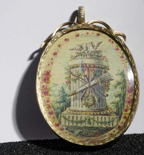 Pendentif Ancien Portrait Louis XVI - Décor En Plaqué Or - Vintage Et élégant
