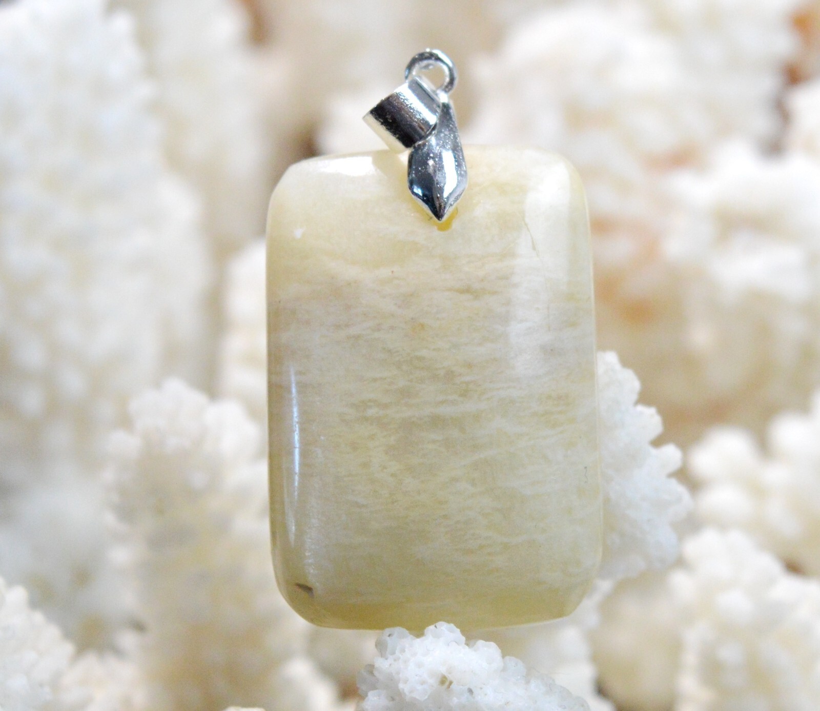 Pendentif en pierre de lune jaune 63 carats de qualité gemme et forme cabochon