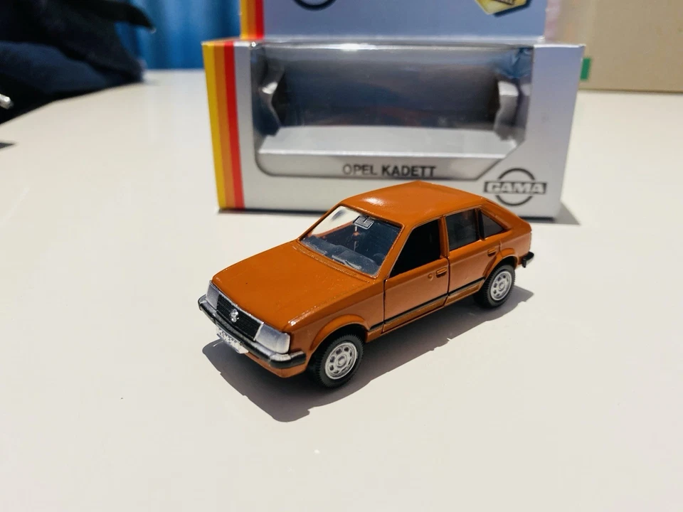 Gama Opel Kadett D 1979 Modelo 1105 Marrón Alemania Foto 2 de 4