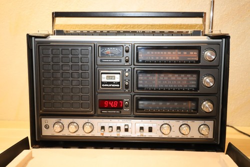 Weltempfänger Grundig Radio Satellit 3000 mit Tasche