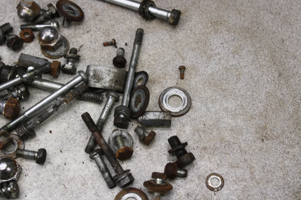 Suzuki T125 Stinger 1969 varios pernos tornillos de hardware N12-4177.pn  Foto 4 de 4