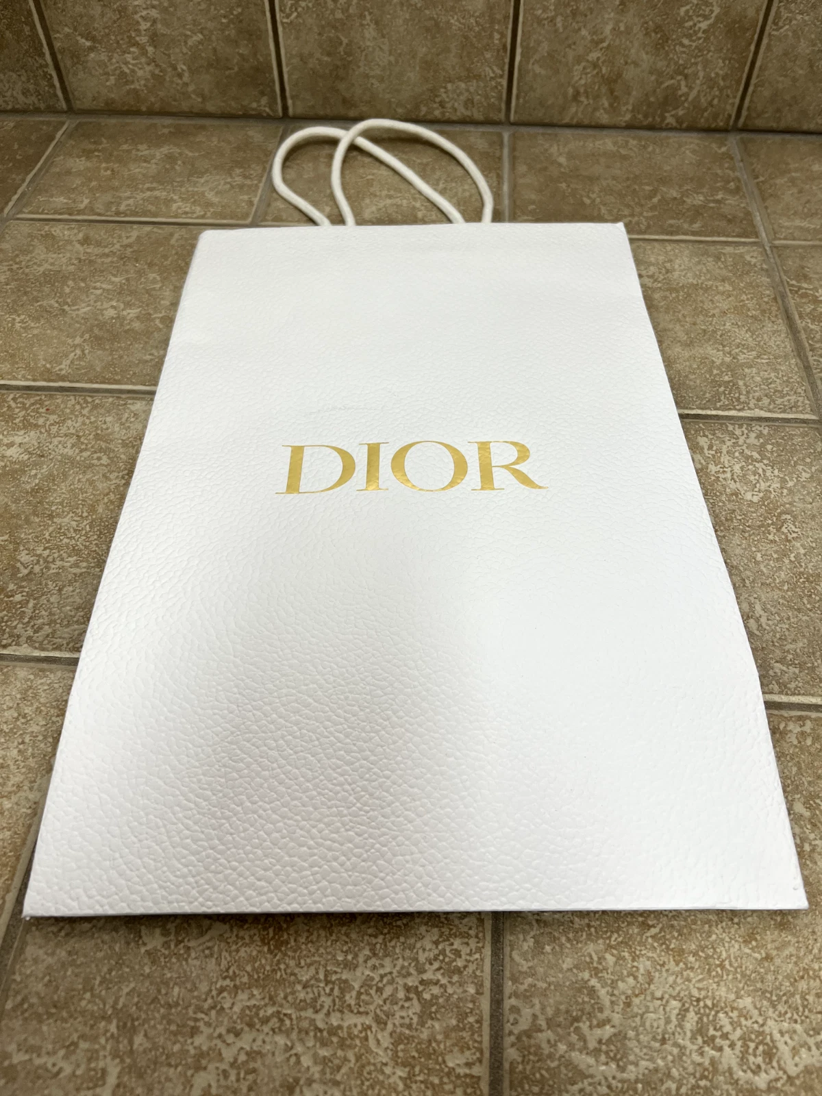 SAC CADEAU SHOPPING TEXTURE BLANCHE CHRISTIAN DIOR 15 X 9 3/4 pouces