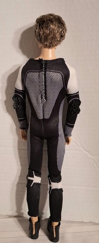 Muñeca Peeta 2013 Juegos del Hambre En Llamas Barbie Articulada Etiqueta Negra - Imagen 2 de 4