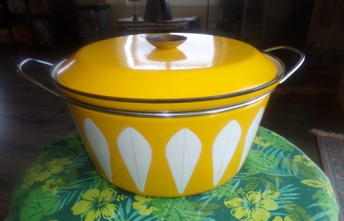 MCM 12.5" CATHRINEHOLM NORWAY ENAMELWARE YELLOW WHITE LOTUS DUTCH OVEN W/LID