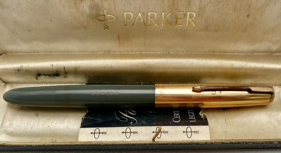ВИНТАЖНЫЙ США PARKER 51 VACUMATIC СЕРЫЙ ПЕРЬЕВАЯ РУЧКА, 1/10 12k GF крышка, монограмма, w/коробка - Изображение 2 из 4