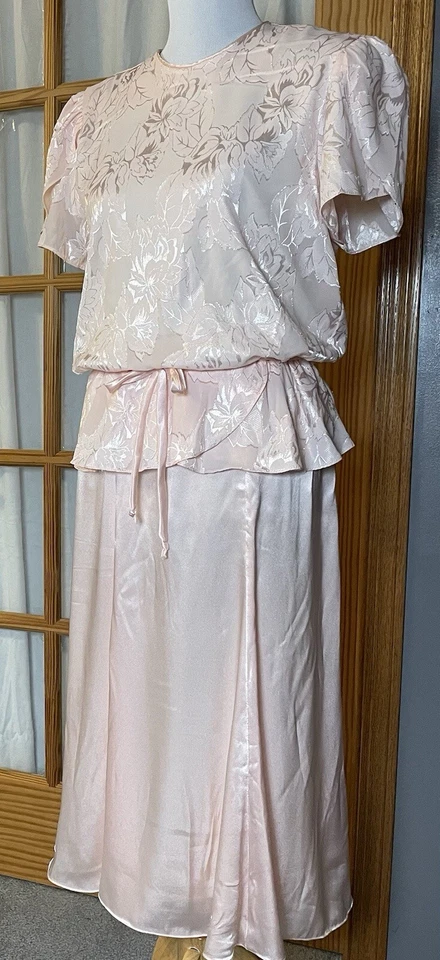 Peplum Floral Satin Dress Womens Sz 16 Midi Pink Peplum Cottagecore Boho Classic - Image 2 of 4