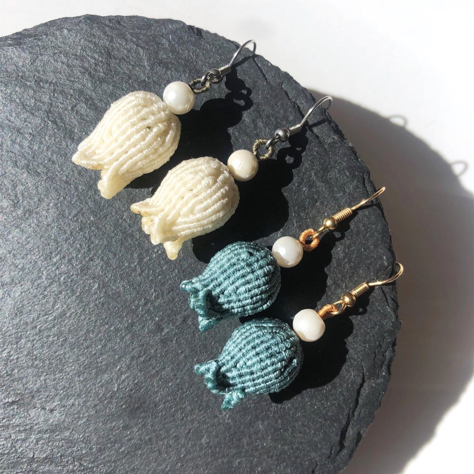 Boucles d’oreilles muguet légères et hypoallergéniques, bijoux fleurs micro-macramé pour oreilles sensibles