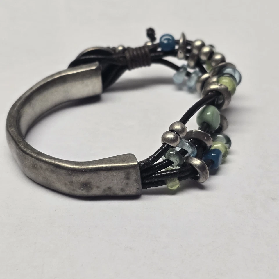 Pulsera Uno de 50 Cuentas Cuero y Plateado 7" Foto 3 de 4