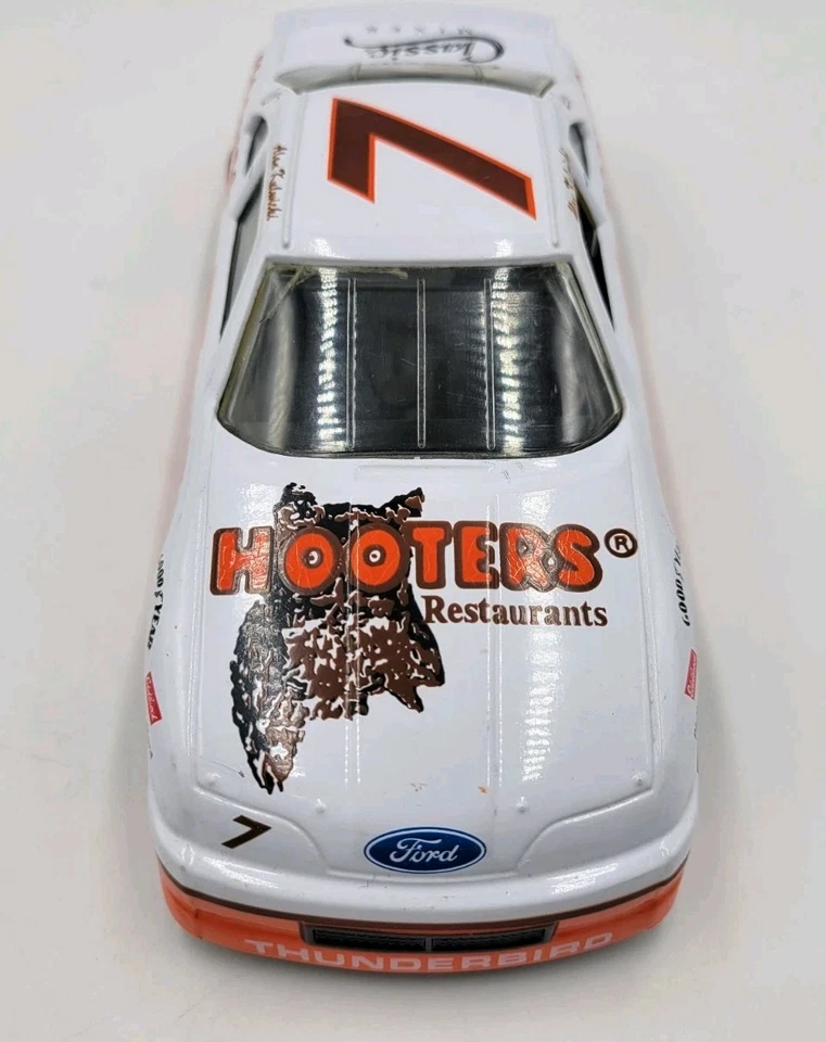 Coche diecast Alan Kulwicki #7 Hooters NASCAR 1:24 Racing Champions Foto 2 de 4