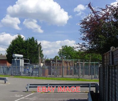 FOTO UMSPANNWERK UND ÖFFENTLICHER PARKPLATZ FRIMLEY DIESER STROMUNTER-