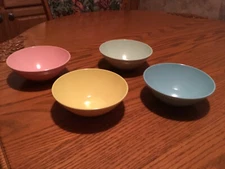 Vintage Set of 4 Plastic Bowls Mallow ware
