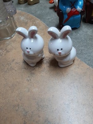 Vtg Bunnies Rabbit Salt & Pepper Shaker Set Ceramic Kitchen Essentials 