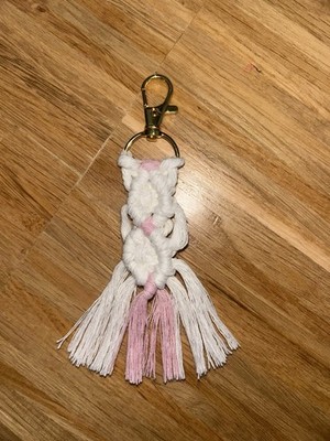 Schlüsselanhänger handmade Makramee gold, weiß und rosa