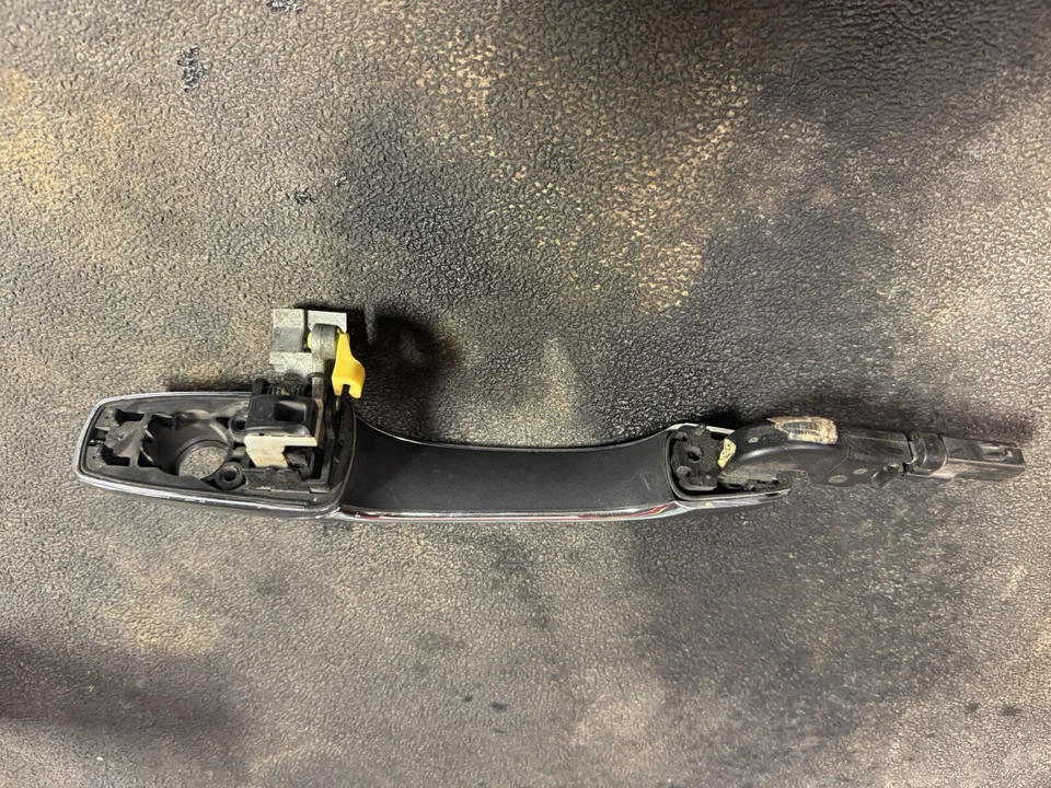 Dodge Durango 2018 manija de puerta cromada exterior delantera izquierda con botón de bloqueo Foto 3 de 3