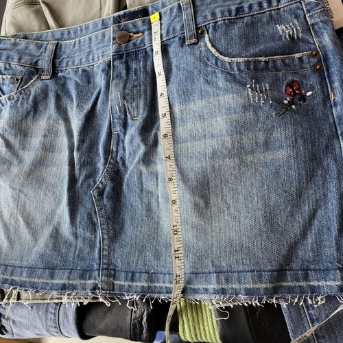 Gonna jeans blu denim nuova con etichette Y2K Aeropostale farfalla ricamata orlo grezzo taglia 12 - Foto 9 di 11