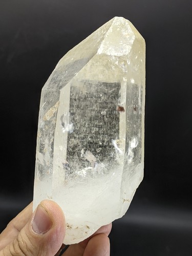 Cristallo di quarzo trasparente naturale con cristallo di axinite pleocroico all'interno 546 grammi - Foto 15 di 16