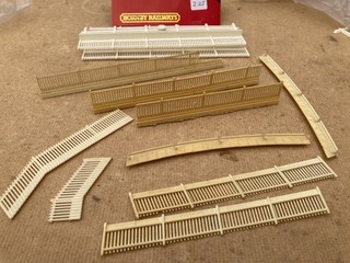 00 Scale Hornby Railways station platform fencing some pieces new