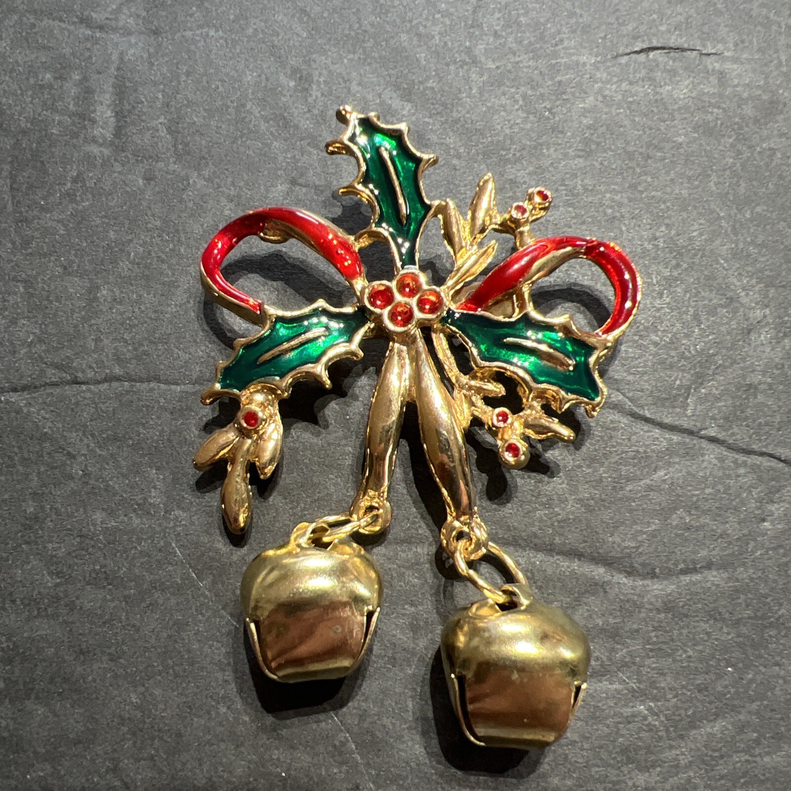 VINTAGE CHRISTMAS BROOCH POINSETTIA LEAVES & DANGLING BELLS~GOLD TONE Lot 201