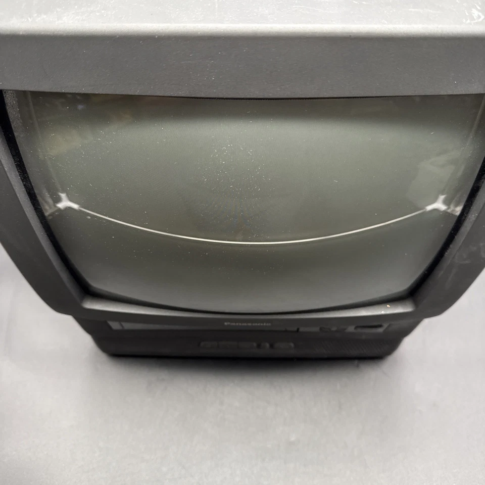 Panasonic 13” VCR TV Combo PV-M1367AD Vintage Gaming - Parts - Does Not Turn On - Image 3 of 4