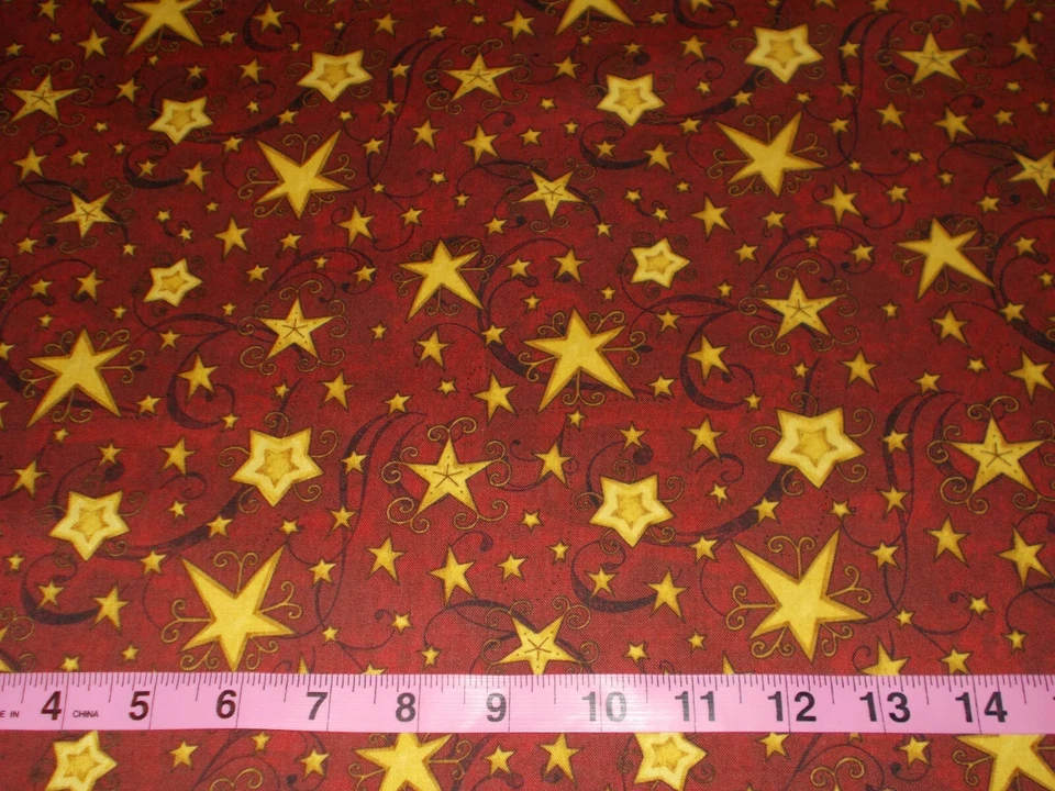 Tela artesanal de edredón 100 % algodón estampado rojo estrellas doradas Wilmington por yarda Foto 2 de 2