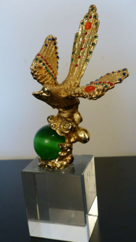 Goldener Vogel auf jadegrüner Kugel auf Acrylblock, aus der Mongolei 90er Jahre. - Afbeelding 1 van 2