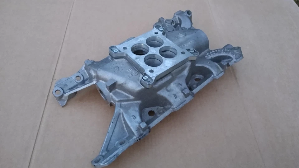 Colector de admisión Buick Olds 215 4V - Nuevo de Lote Antiguo Especial Skylark F85 Cutlass - V8 Foto 4 de 4