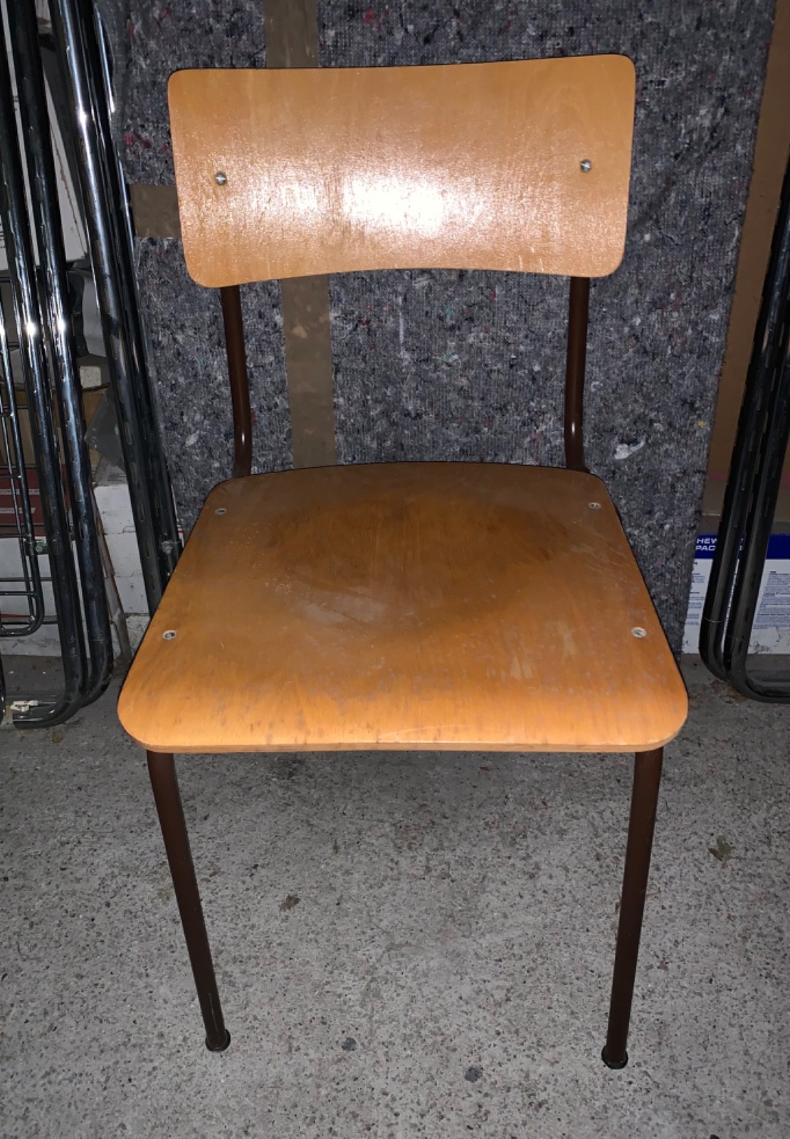 10 Stück Stühle Holz mit Metall Gestell für Verein Kantine Werkstatt Vintage