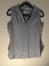 EUC Banana Republic Navy Geometric Sleeveless Blouse - women  s small