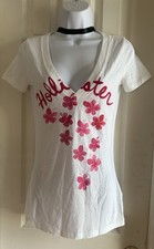 Hollister Hibiscus Flowers V Neck T-Shirt In Women?s Small
