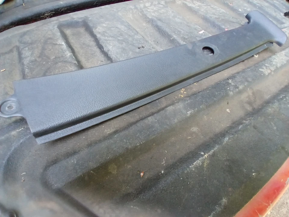 96 GEO TRACKER SUZUKI SIDEKICK 4 Door  the right side Jam Plastic Trim - Image 2 of 4