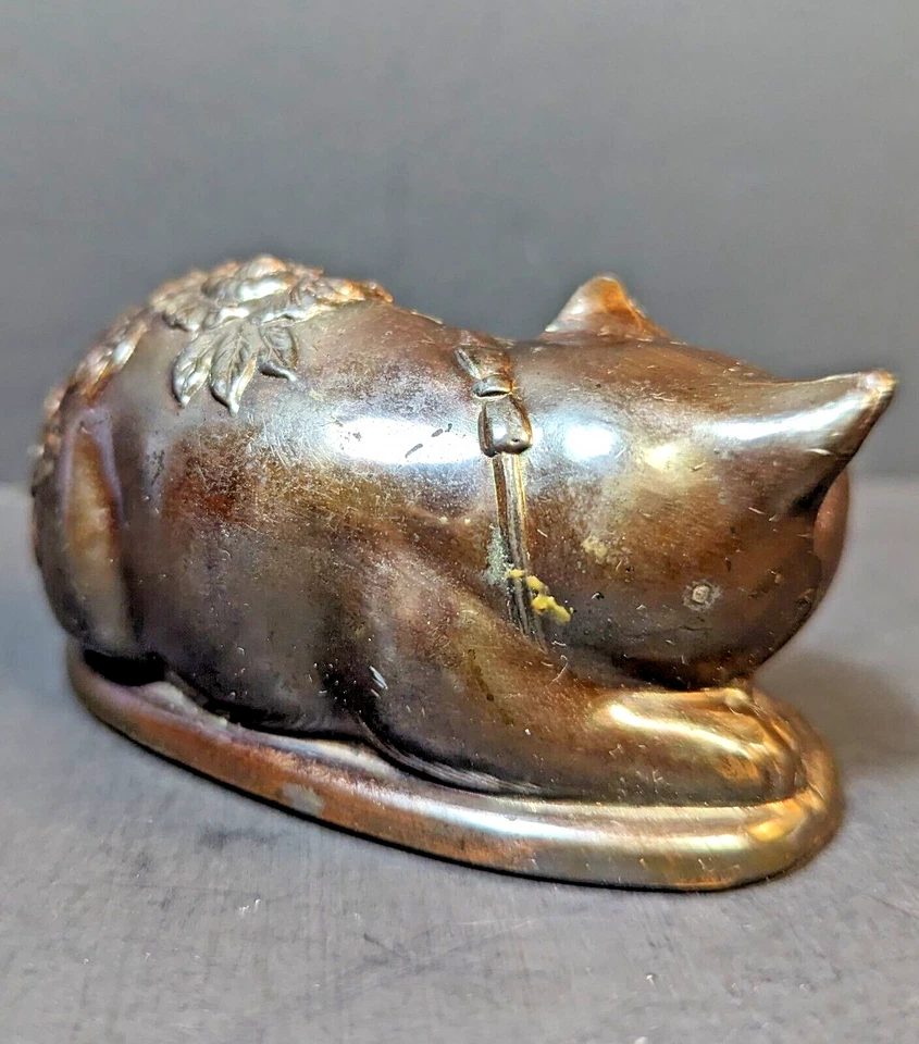 Raro Antiguo Japonés Metal Gato Dormido Cobre Escultura Flores en Relieve 3" Foto 4 de 4