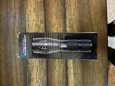 Fl105 Tactical Flashlight Shock Proof Water Resistance Zoom 1x 