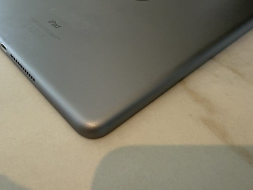 iPad 6th Gen 128gb LTE 4g With Charger - Afbeelding 3 van 6