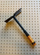 Fiskars Cultivator Hoe: 200S Series Cultivator-Hoe Hand Tool