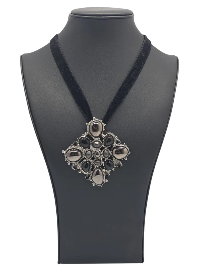 Colar Chanel autêntico 2008 esmalte, Gripoix e pingente de fita de veludo - Imagem 2 de 4