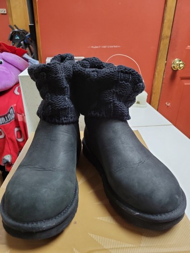 Womens UGG boot Cassidee in black size 
