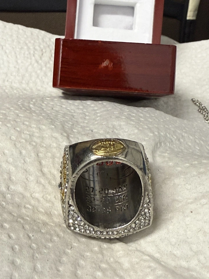 Anillo del Super Bowl de los Kansas City Chiefs con estuche marrón Foto 4 de 4
