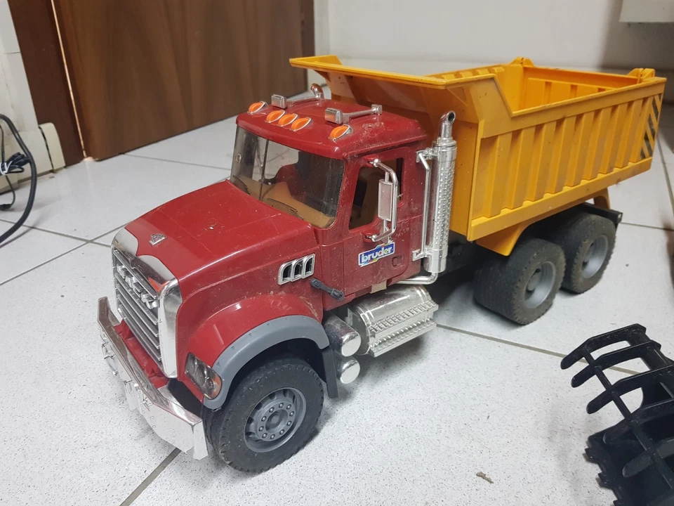 GIOCATTOLI PLASTICA Bruder. TRATTORE RUSPA CAMION scala 1:16 - Immagine 3 di 4